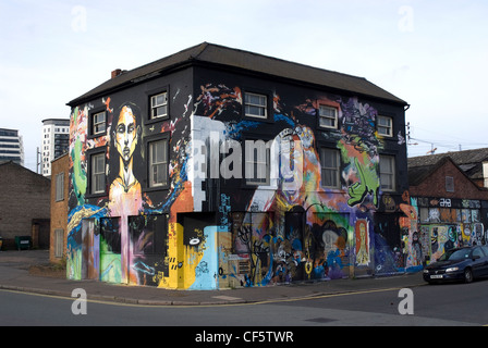 Ein Gebäude an einer Straßenecke in Birmingham bedeckt in Graffiti. Stockfoto