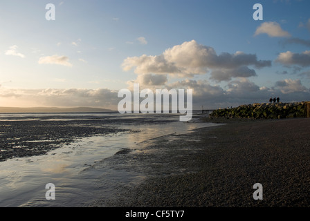 Strand und Mole an der Mündung des Flusses Dee am West Kirby. Stockfoto