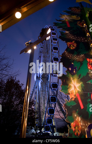 Riesenrad in die Winterlandschaft im Hyde Park. Stockfoto