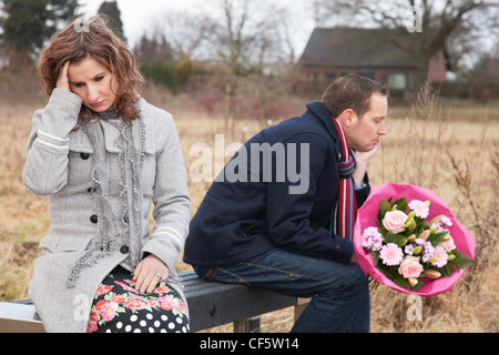 Verärgert paar Schwierigkeiten beim Sitzen auf Bank Stockfoto