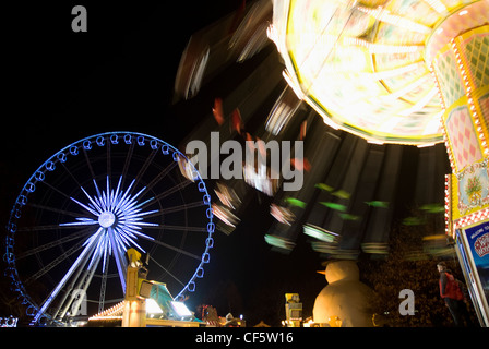 Karussell und Riesenrad in die Winterlandschaft im Hyde Park. Stockfoto