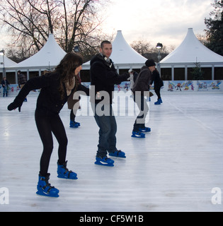 Menschen auf der Eisbahn im Winter-Wunderland im Hyde Park Schlittschuh laufen. Stockfoto