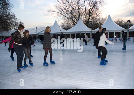 Menschen auf der Eisbahn im Winter-Wunderland im Hyde Park Schlittschuh laufen. Stockfoto