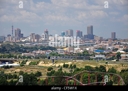 Ansicht der Stadt vom Riesenrad im Gold Reef City Theme Park, Johannesburg, Provinz Gauteng, Südafrika Stockfoto