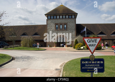 Das Besucherzentrum am Denbies Wine Estate, das größte Weingut in England. Stockfoto