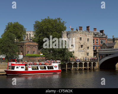 Touristen an Bord ein YorkBoat Vergnügen Boot Lendal Landing Brücke über den Fluss Ouse. Stockfoto