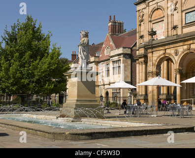 Eine lebensgroße Skulptur von William Etty (ein englischer Maler) außerhalb York Kunstgalerie in Messeplatz. Stockfoto