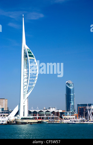 Die 170m hohen Spinnaker Tower an der Uferpromenade in Gunwharf Quays in Portsmouth Harbour. Stockfoto