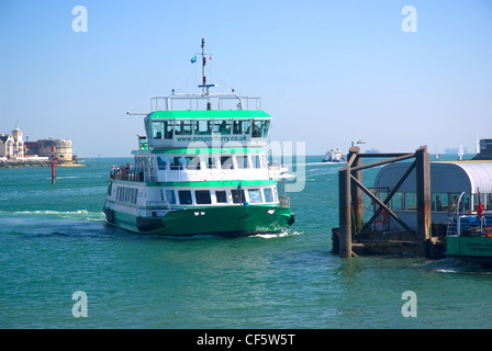 Die Gosport Fähre Andocken an Gosport. Die Fähre stellt die lokale Verbindung zwischen Gosport und Portsea (Portsmouth). Stockfoto