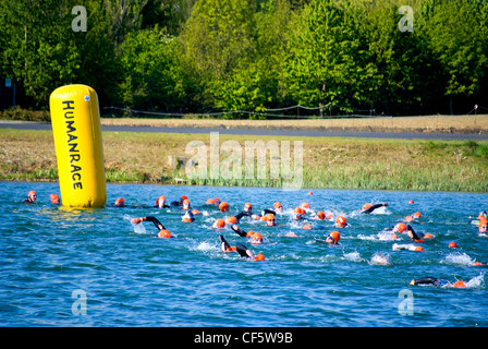 Schwimmer, die Rundung einer Boje bei einem Triathlon-Event am Eton Dorney, Austragungsort für Rudern, Paralympischen Rudern und Kanurennsport Veranstaltung Stockfoto