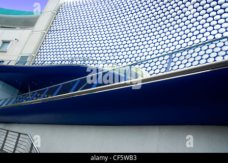 Das Exterieur des Selfridges an der Bullring Shopping Centre. Das Geschäft ist mit 15.000 glänzend Aluminiumplättchen, inspiriert von einem Pac verkleidet. Stockfoto