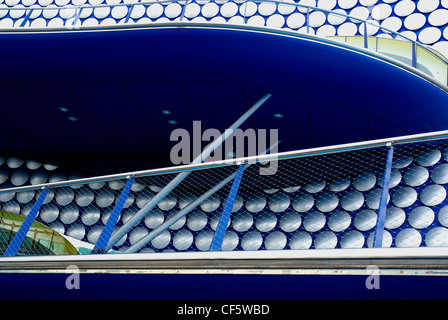 Das Exterieur des Selfridges an der Bullring Shopping Centre. Das Geschäft ist mit 15.000 glänzend Aluminiumplättchen, inspiriert von einem Pac verkleidet. Stockfoto