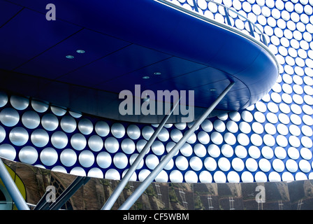 Das Exterieur des Selfridges an der Bullring Shopping Centre. Das Geschäft ist mit 15.000 glänzend Aluminiumplättchen, inspiriert von einem Pac verkleidet. Stockfoto