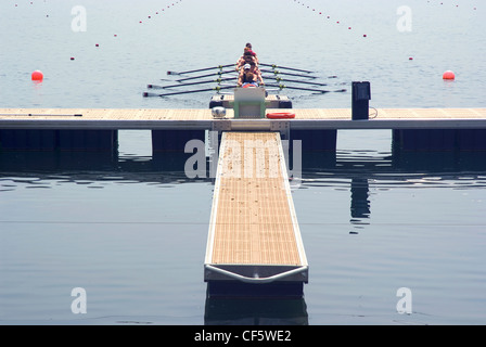 Eine Crew wartet auf ihre Spur zu Beginn eines Rennens am Eton Dorney, der Veranstaltungsort für Rudern, Paralympischen Rudern und Kanurennsport eve Stockfoto