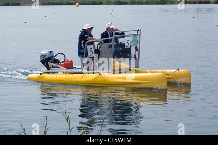 Schiedsrichter, die Rückkehr zum Start nach einem Rennen in Eton Dorney, Austragungsort des Paralympischen Rudern, Rudern und Kanu-Sprint-Veranstaltungen-dur Stockfoto