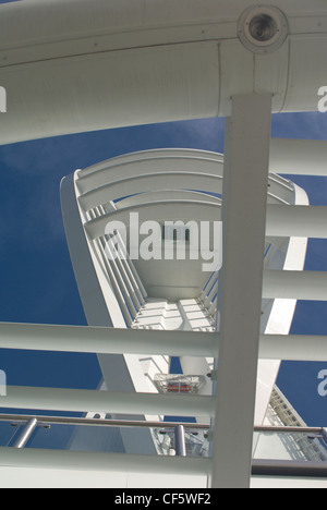 Nach oben auf den Überbau der Spinnaker Tower. Der Glasboden, auf dem Menschen stehen können, ist sichtbar. Stockfoto