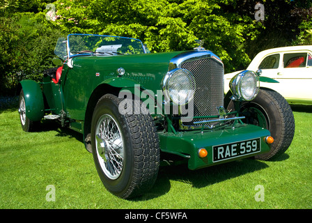 Ein Enthusiasten Vintage grün angezeigt auf dem Cedar Rasen im RAC Woodcote Bentley. Stockfoto