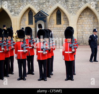 Gardisten bereit, während der jährlichen Garter Day Zeremonie in Windsor Castle zu marschieren. Stockfoto