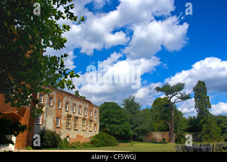 Tabellen auf dem Rasen außerhalb Farnham Castle (Bischofspalast). Stockfoto