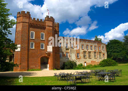 Tabellen auf dem Rasen außerhalb Waynflete Turm, auch bekannt als Fox in Farnham Castle. Stockfoto