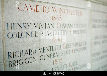 Detail der Kriegerdenkmal am Winchester College. Winchester College wurde im 14. Jahrhundert von William von Wykeham, Bi gegründet. Stockfoto