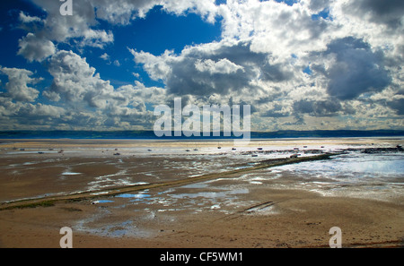 Kleine Boote auf das Wattenmeer an der Mündung des Dee. Stockfoto