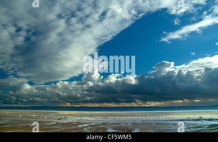 Kleine Boote auf das Wattenmeer an der Mündung des Dee. Stockfoto