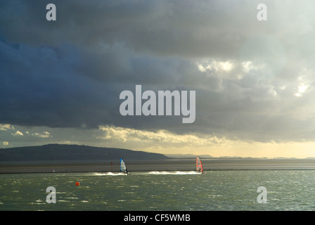 Windsurfen auf Marine See West Kirby auf der Halbinsel Wirral. Stockfoto