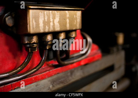 Eine Nahaufnahme eines Teils einer Dampfmaschine im Schuppen in Horsted Keynes Bahnhof in East Sussex. Stockfoto