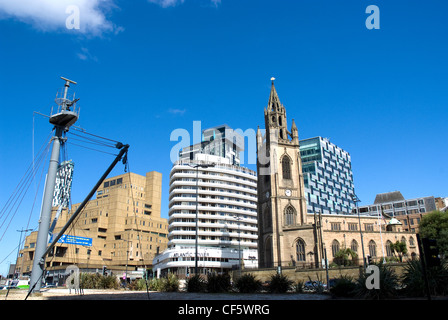 Die Liebfrauenkirche und St. Nikolaus und The Atlantic Tower Hotel am Kai. Stockfoto