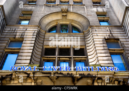 Melden Sie sich über einen Eingang für das Royal Liver Building, eines der drei Grazien Liverpools. Stockfoto