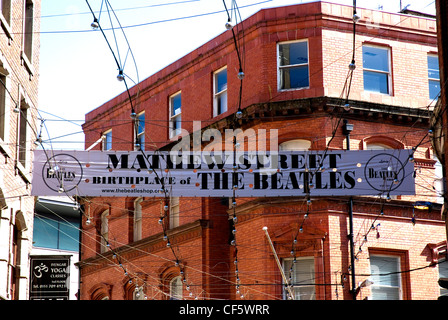 Ein Banner über Mathew Street, dem Geburtsort der Beatles zu verkünden. Stockfoto