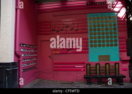 Der Liverpool-Wall of Fame auf der Mathew Street. Freuen Sie sich auf eine Disc für jede Liverpool-Gruppe, die einen Nummer eins Hit gehabt hat. Stockfoto