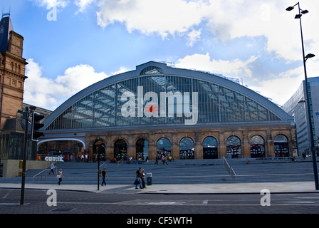 Stufen hinauf nach Liverpool Lime Street Railway Station. Stockfoto