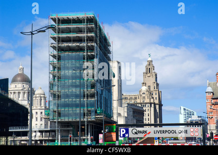 Neubau Entwicklungen in Liverpool mit den Wahrzeichen drei Grazien im Hintergrund. Stockfoto