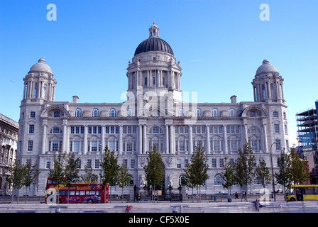 Der Hafen von Liverpool Gebäude an der Pier Head, einer der "Drei Grazien" Liverpools. Stockfoto