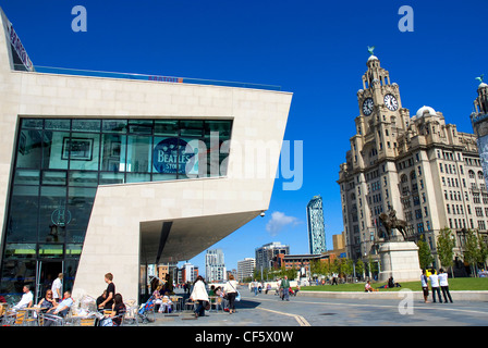 Beatles Story Pier Head vor The Royal Liver Building, eines der drei Grazien Liverpools. Stockfoto