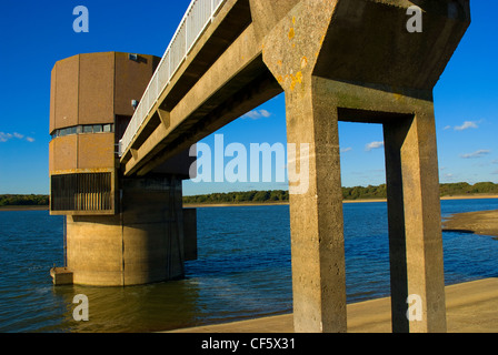 Fußgängerbrücke führt auf das Pumpenhaus am Arlington Stausee in der Nähe von Berwick. Stockfoto