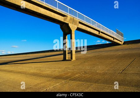 Fußgängerbrücke führt auf das Pumpenhaus am Arlington Stausee in der Nähe von Berwick. Stockfoto