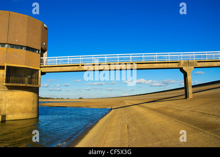 Fußgängerbrücke führt auf das Pumpenhaus am Arlington Stausee in der Nähe von Berwick. Stockfoto