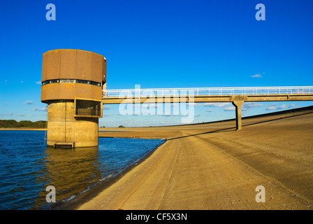 Fußgängerbrücke führt auf das Pumpenhaus am Arlington Stausee in der Nähe von Berwick. Stockfoto