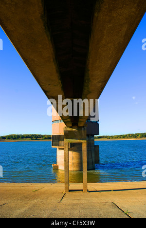 Fußgängerbrücke führt auf das Pumpenhaus am Arlington Stausee in der Nähe von Berwick. Stockfoto