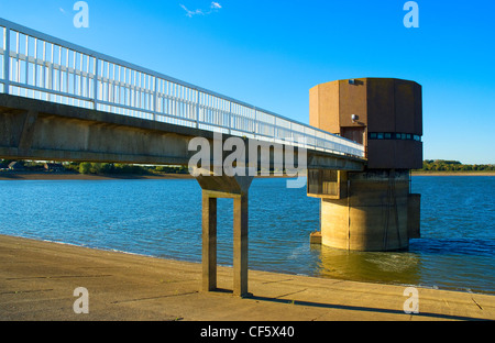 Fußgängerbrücke führt auf das Pumpenhaus am Arlington Stausee in der Nähe von Berwick. Stockfoto