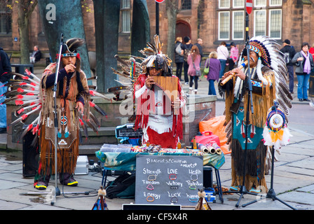 Chippewa-Indianer Musik und Verkauf von waren auf einer Straße in Chester. Stockfoto