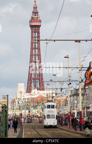 Straßenbahn, die entlang einer belebten Strandpromenade in Blackpool. Es wird geglaubt, um seinen Namen von einer Entwässerungsrinne erhalten, die lief über ein Torf Bo Stockfoto