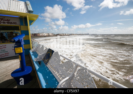 Ein sprechender Teleskop mit Blick auf den Strand von Blackpool. Die Stadt wird geglaubt, um seinen Namen aus einer Entwässerungsrinne welche Ra bekommen Stockfoto