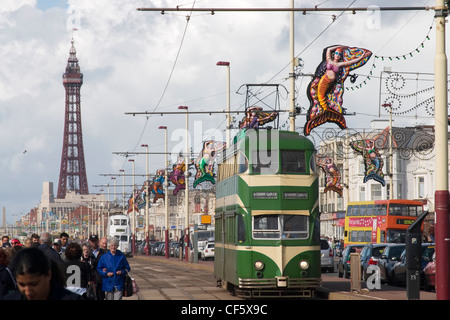 Straßenbahnen, die entlang einer belebten Strandpromenade in Blackpool. Die Stadt wird geglaubt, um seinen Namen aus einer Entwässerungsrinne bekommen die lief über eine Stockfoto