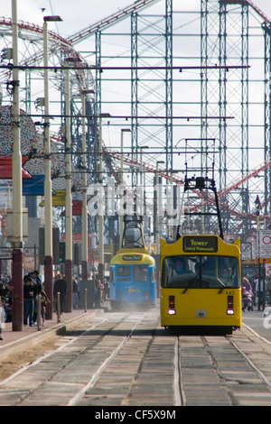 Straßenbahnen, die entlang der Küste außerhalb in Blackpool Pleasure Beach. Die Stadt wird geglaubt, um seinen Namen aus einer Ableitung c bekommen Stockfoto