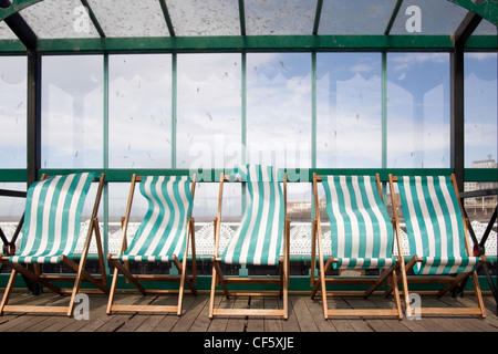 Leere gestreifte Liegestühle am Nordpier in Blackpool. Stockfoto