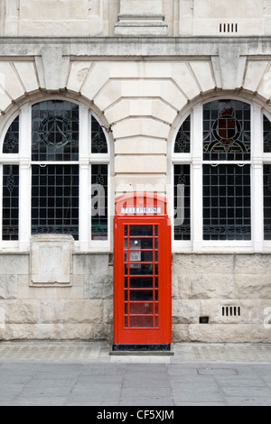 Traditionelle rote Telefonzelle außerhalb der Post in Blackpool. Stockfoto